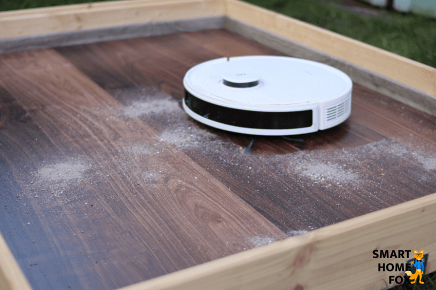 Der Ecovacs Deebot N8 PRO+ reinigt Sand auf dem Laminatboden